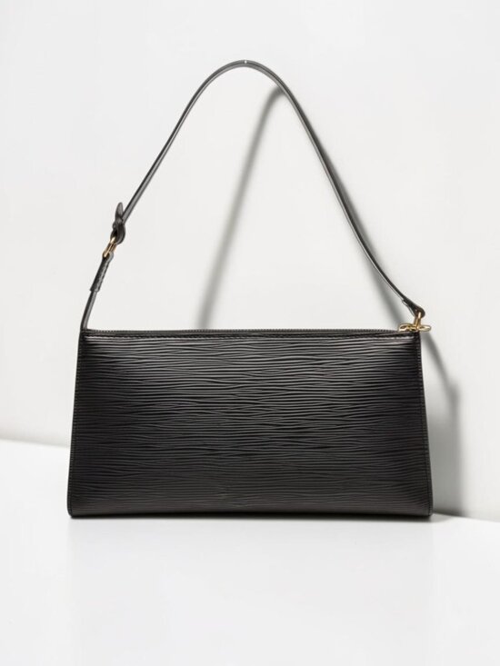 Authentic Louis Vuitton Epi Pochette Accessories Pouch Bag F  LOUIS VUITTON Epi Pouchette AUTHENTIC Very Good Condition